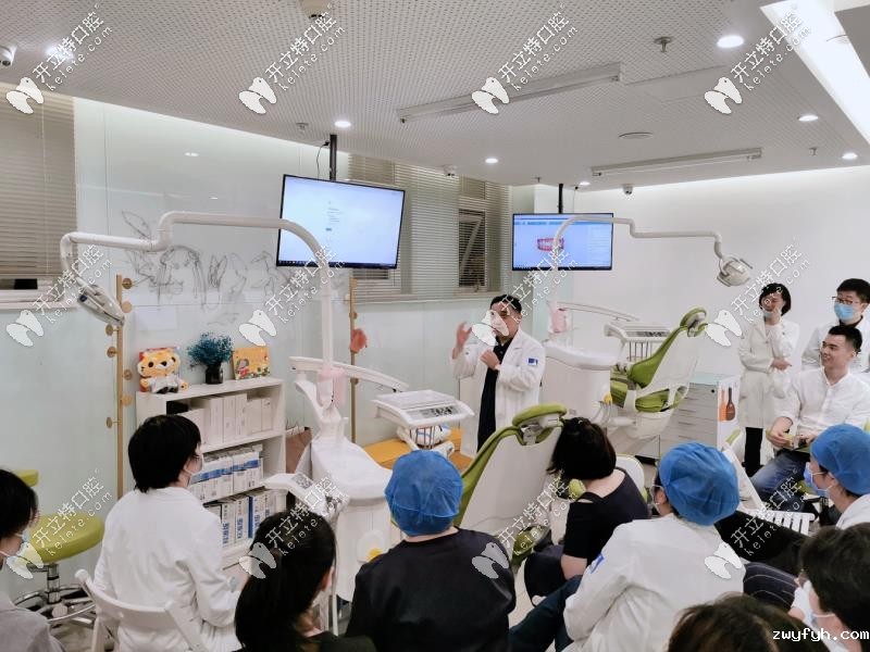 张栋梁组织医生进行正畸谈论会